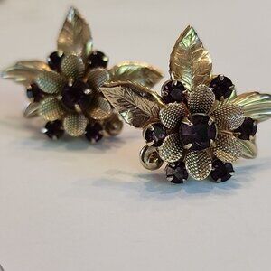 VTG Lavender Purple  Gold Tone Rhinestones Flower Screw Back Earrings 1.5"